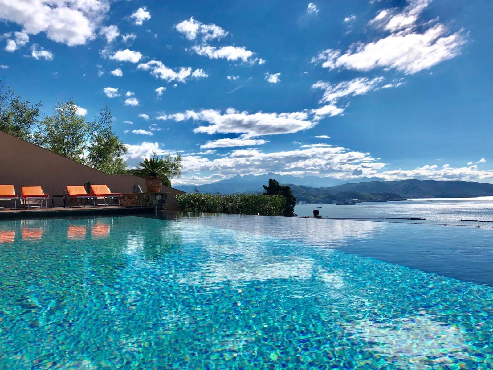 Miramare Apartments&Suites La Spezia Bagian luar foto